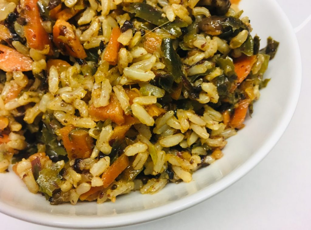 Makrobiotischer Reis mit Algen, Shitake Pilzen und Karotten