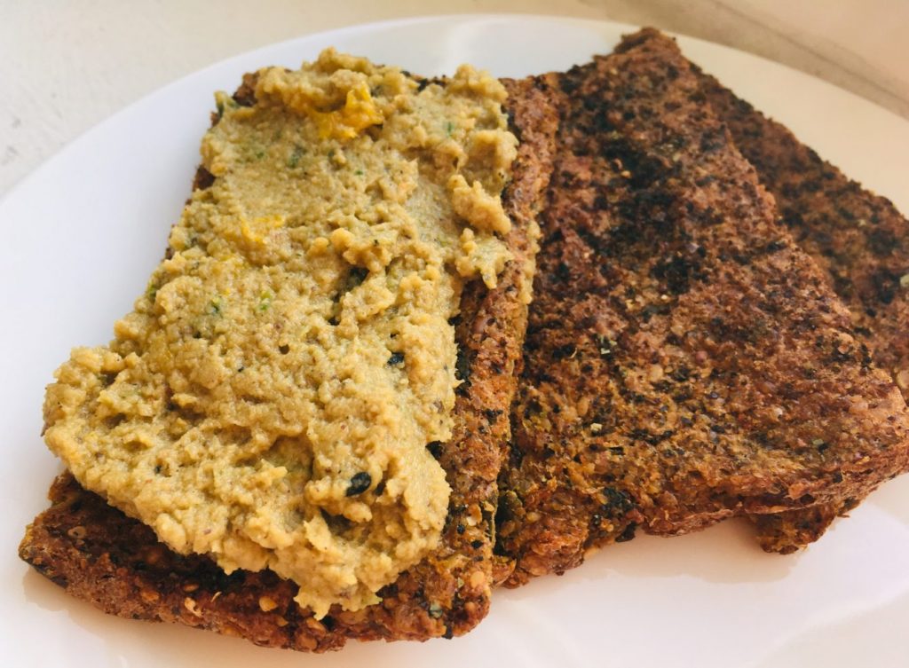 Rohkost Brot mit Nori Algen, Miso und Sellerie