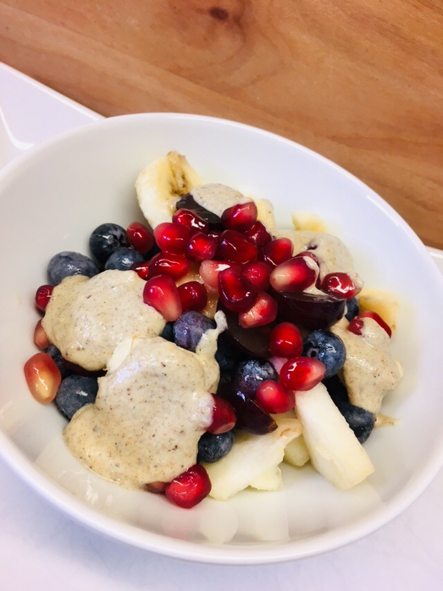 Heidelbeeren Birnen Bananen Salat mit Hanf Mohn Dressing