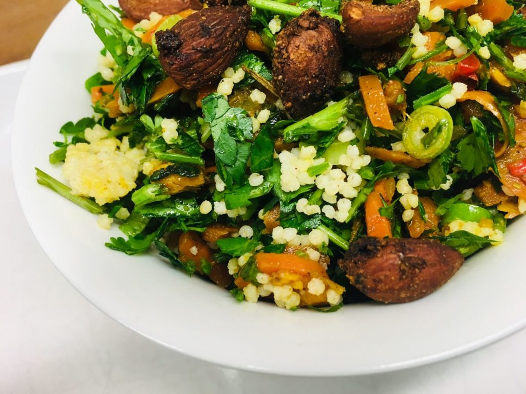 Karotten Hirse Salat mit Rosinen und Mandeln