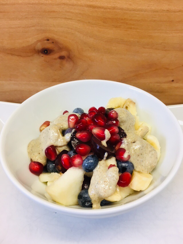 Heidelbeeren Birnen Bananen Salat mit Hanf Mohn Dressing