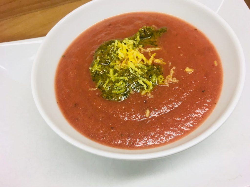 Rote Bete Suppe mit Apfel, Ingwer und Minze Haselnuss Pesto