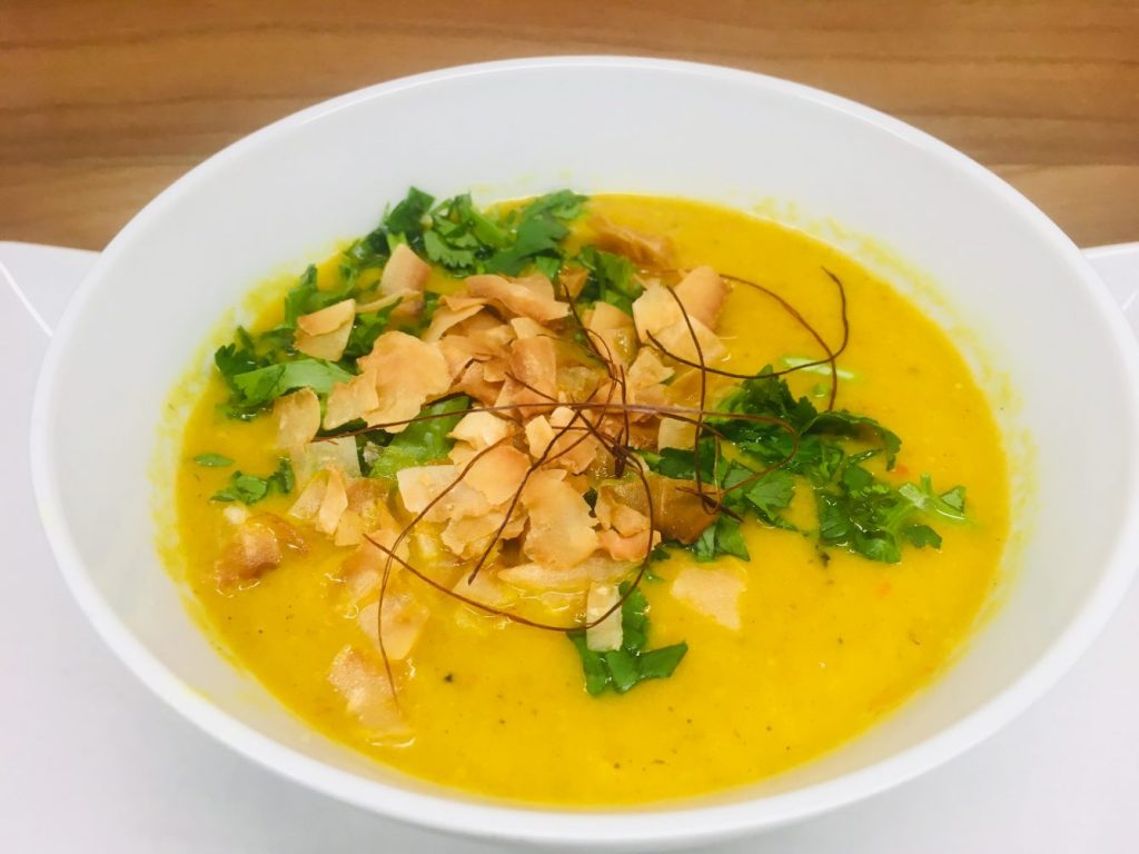 Bananen Suppe mit Curry und Karotten