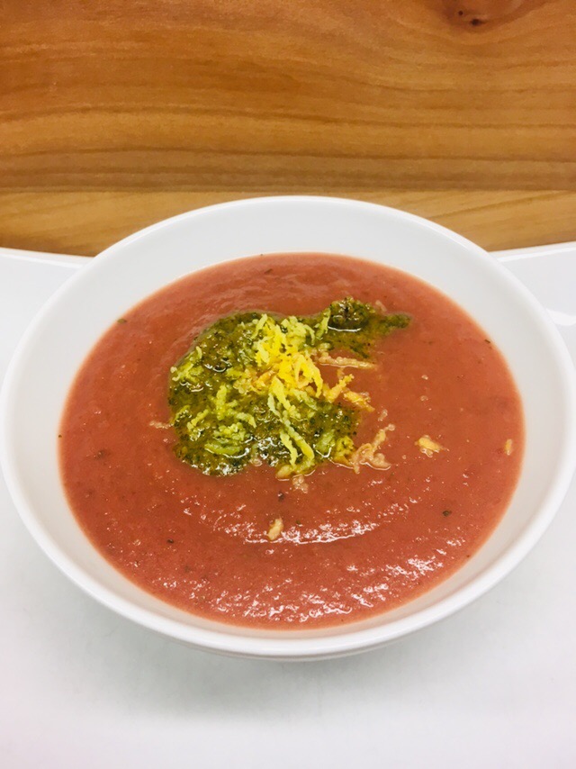 Rote Bete Suppe mit Apfel, Ingwer und Minze Haselnuss Pesto