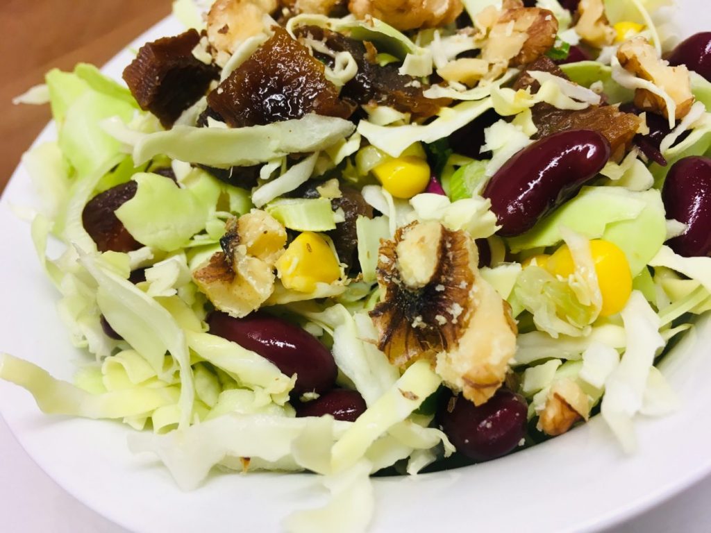 Spitzkohl Salat mit Aprikosen, Bohnen und Walnüssen