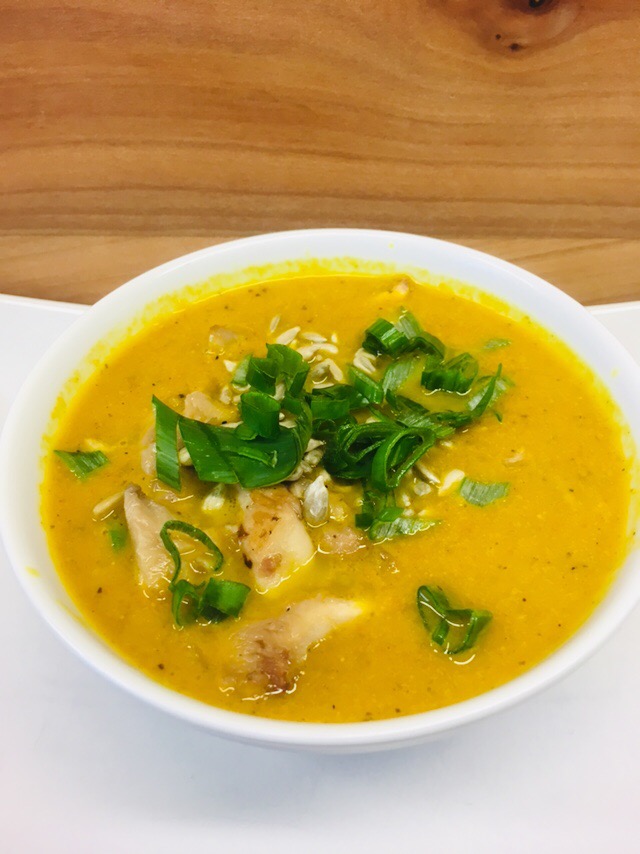 Kokos Karotten Suppe mit Austernpilzen und Frühlingszwiebeln