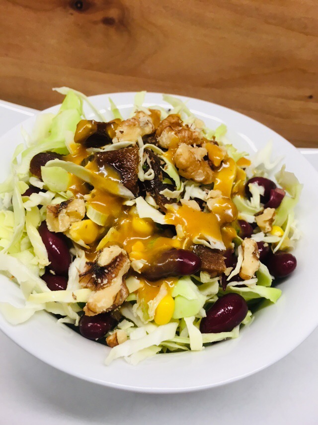 Spitzkohl Salat mit Aprikosen, Bohnen und Walnüssen