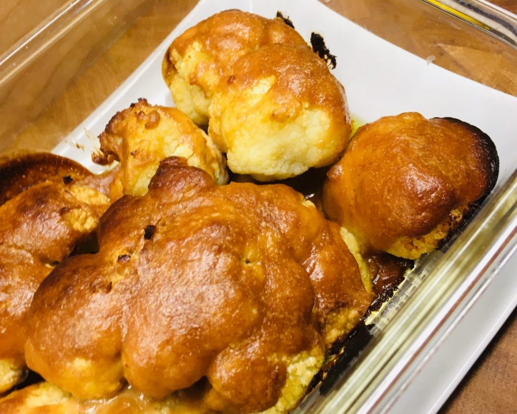 Gerösteter Blumenkohl mit Erdnuss-Miso-Sauce