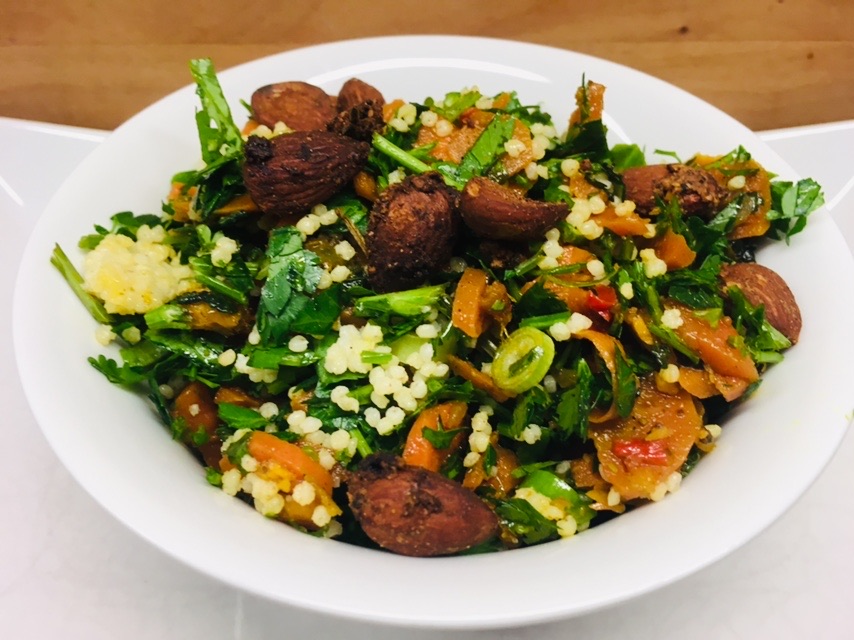 Karotten Hirse Salat mit Rosinen und Mandeln