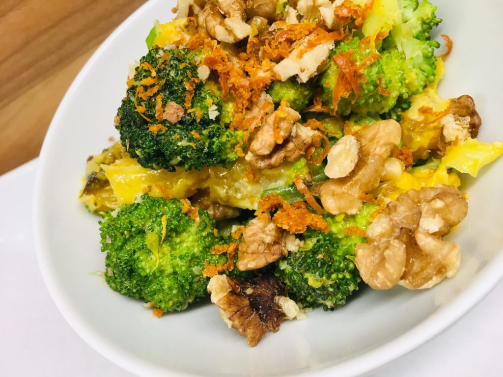 Brokkoli Salat mit Aprikosen, Orange, Walnüssen und Orangen Miso Dressing