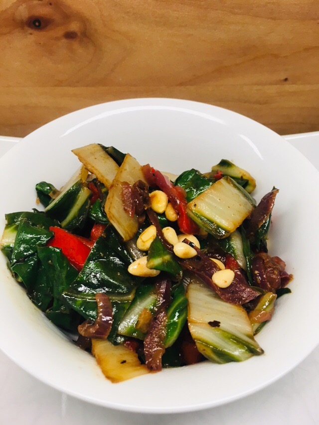 Mangold mit Rosinen, Knoblauch, Chili und Pinienkernen