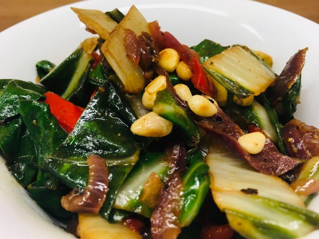 Mangold mit Rosinen, Knoblauch, Chili und Pinienkernen