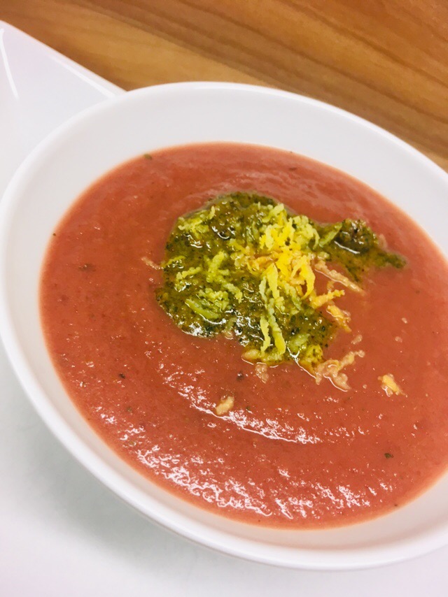 Rote Bete Suppe mit Apfel, Ingwer und Minze Haselnuss Pesto