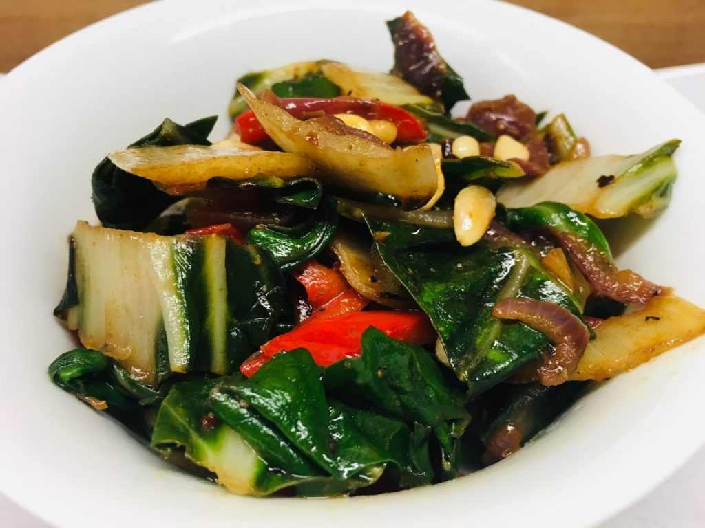 Mangold mit Rosinen, Knoblauch, Chili und Pinienkernen