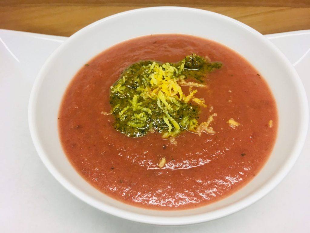 Rote Bete Suppe mit Apfel, Ingwer und Minze Haselnuss Pesto