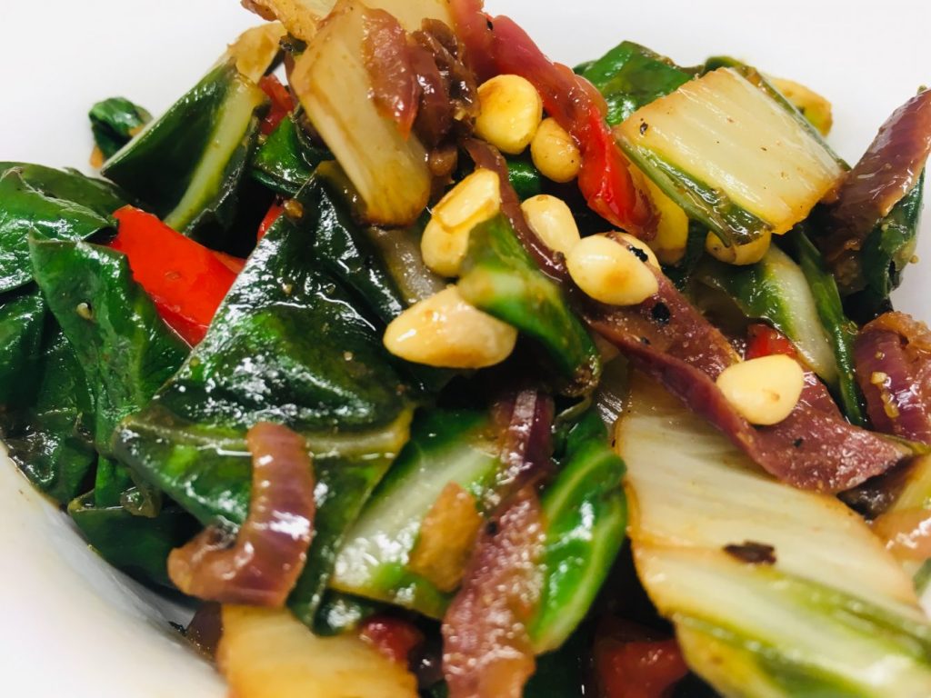 Mangold mit Rosinen, Knoblauch, Chili und Pinienkernen