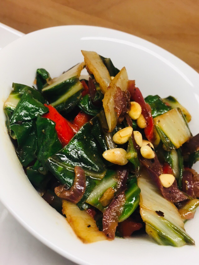 Mangold mit Rosinen, Knoblauch, Chili und Pinienkernen