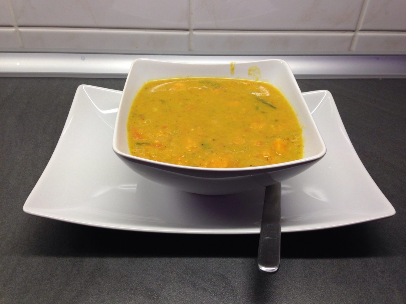 Süßkartoffel Kichererbsen Suppe mit Zitronengras und Cashewkernen