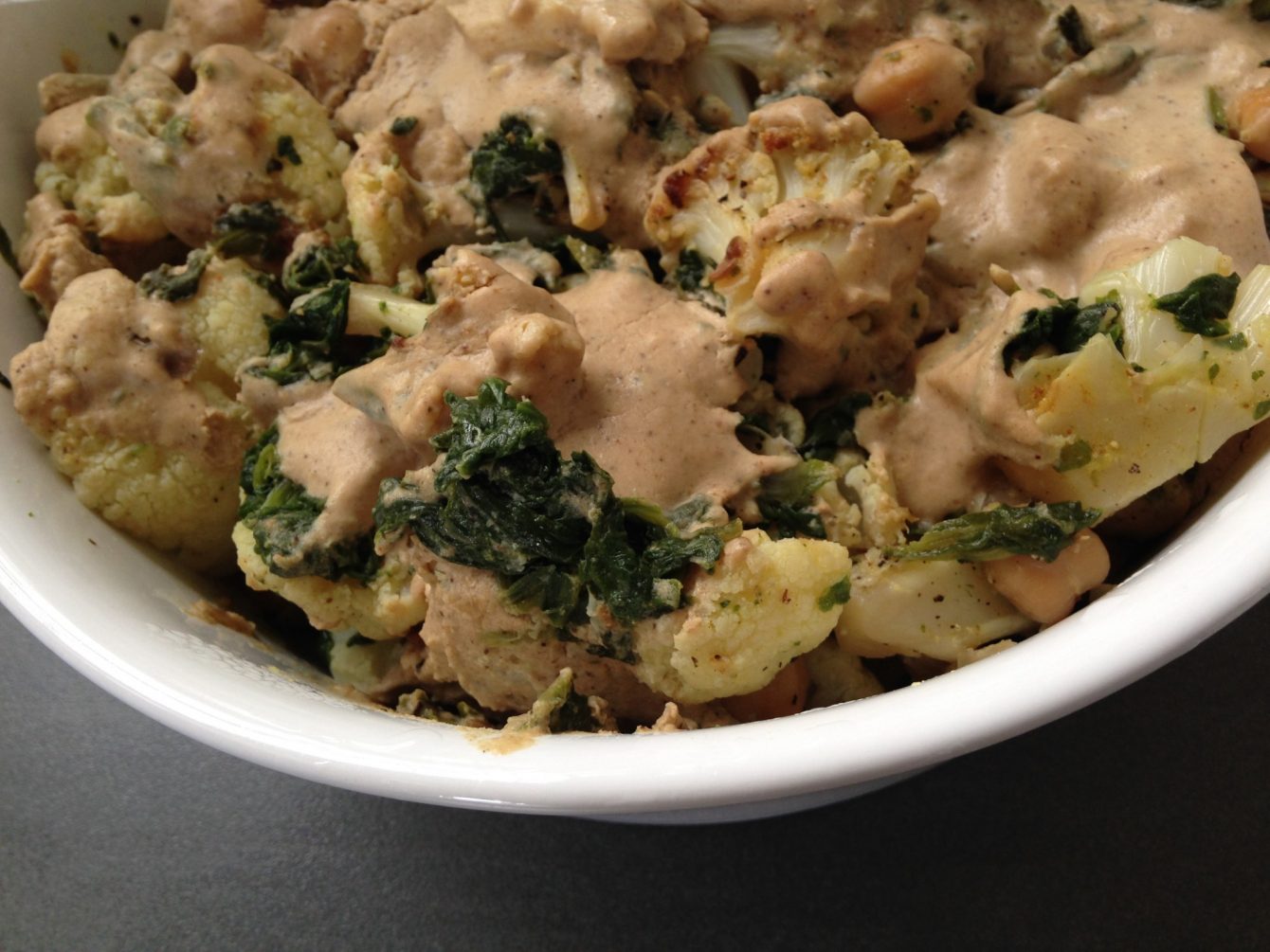 Blumenkohl, Spinat, Kichererbsen mit Tahine