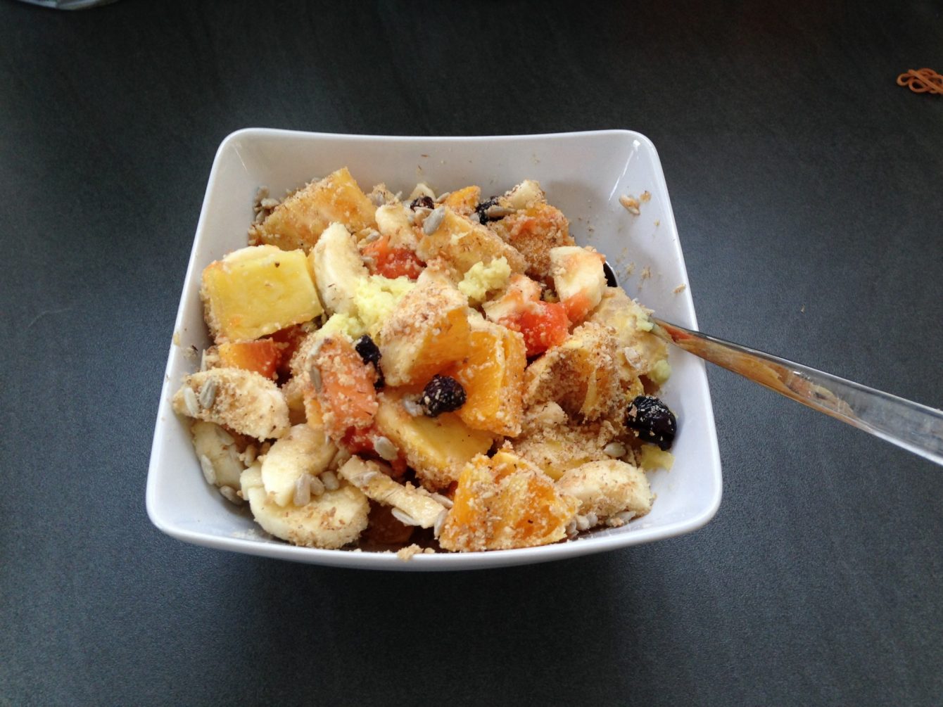 Basenmüsli mit Banane, Mango, Papaya, Orange, Cranberies und Erdmandel Flocken