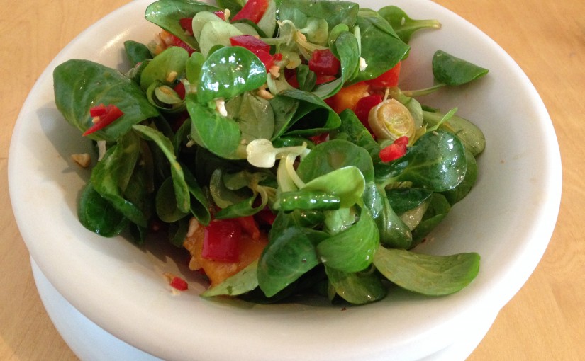 Asiatischer Feldsalat mit Mango, Paprika und Erdnüssen