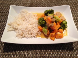 Brokkoli Süßkartoffel Curry mit Sesam-Tofu und Kokosmilch