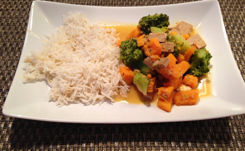 Brokkoli Süßkartoffel Curry mit Sesam-Tofu und Kokosmilch