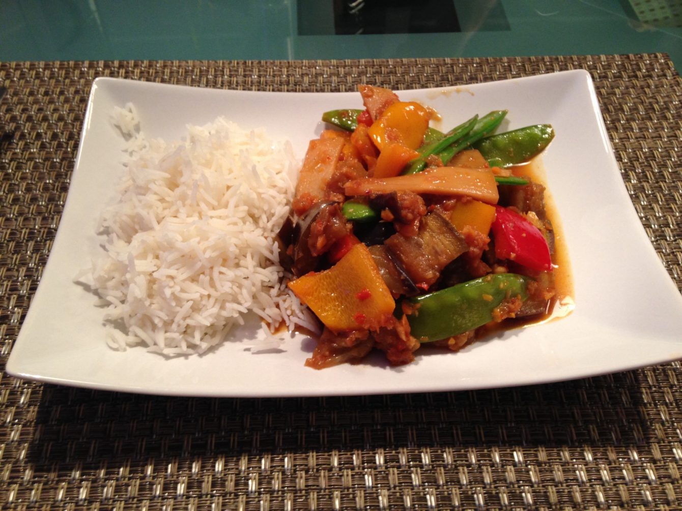 Zuckererbsen mit Paprika und Bambus in Tamarinde-Sesam Soße