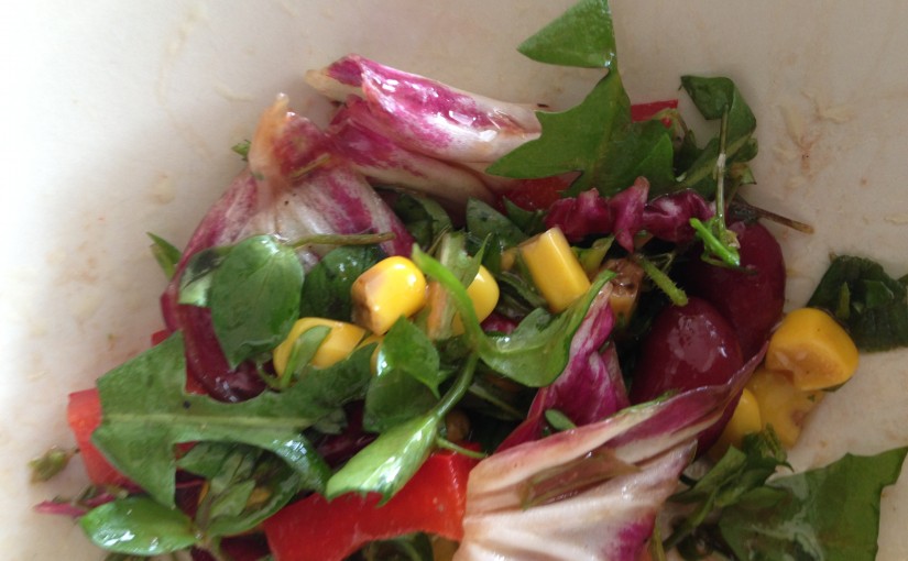 Wildkräutersalat mit Radicchio, Paprika, Kidneybohnen und Mais