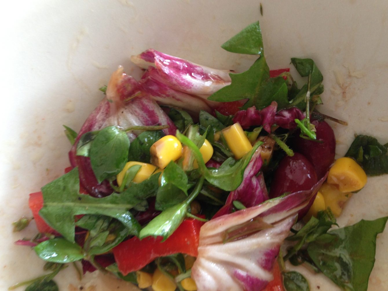 Wildkräutersalat mit Radicchio, Kidneybohnen und Mais