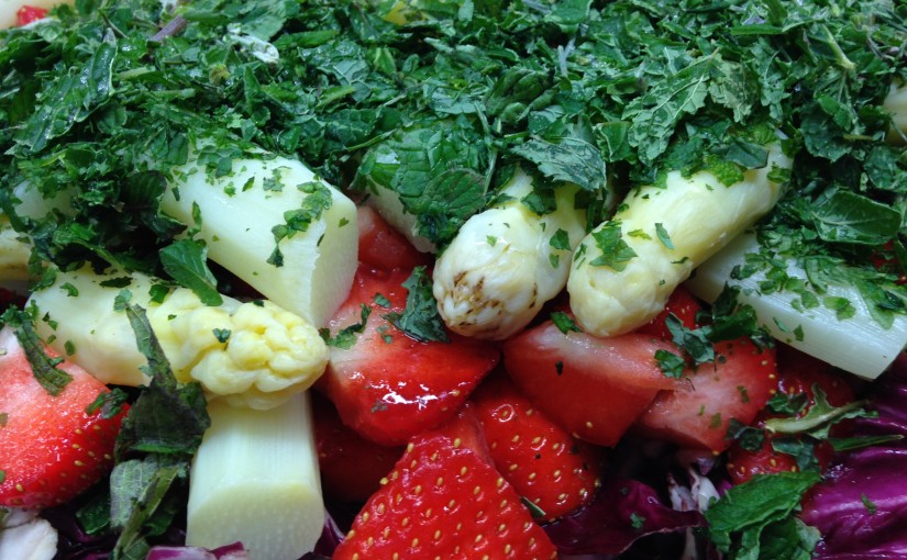 Spargel-Radicchio Salat mit Erdbeeren, frischer Minze und Vanille-Vinaigrette