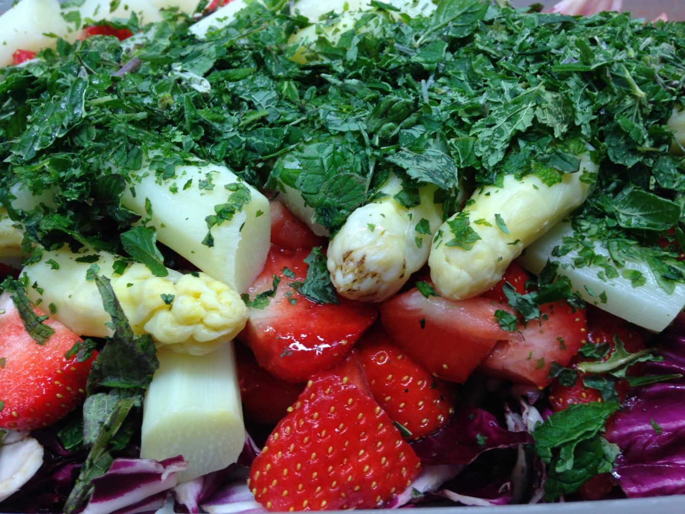 Radicchio-Spargel Salat mit Erdbeeren und einer Vanille-Balsamico-Vinaigrette und frischer Minze