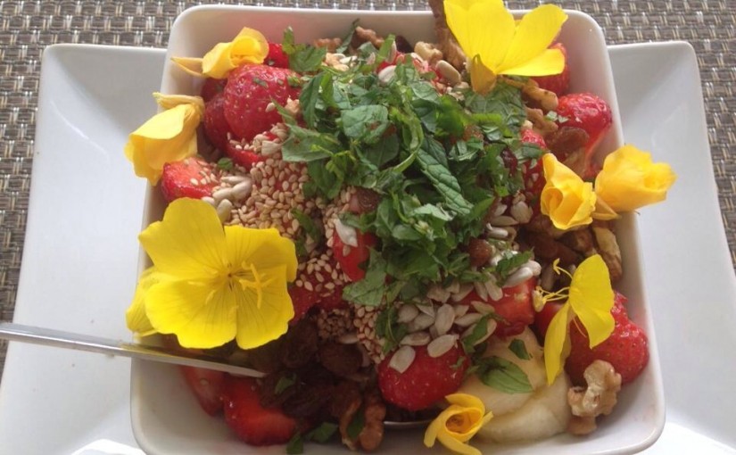 Genießer Frühstück mit Himbeeren, Erdbeeren und Minze