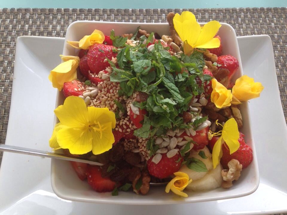 Basenmüsli mit Himbeeren, Erdbeeren und Minze