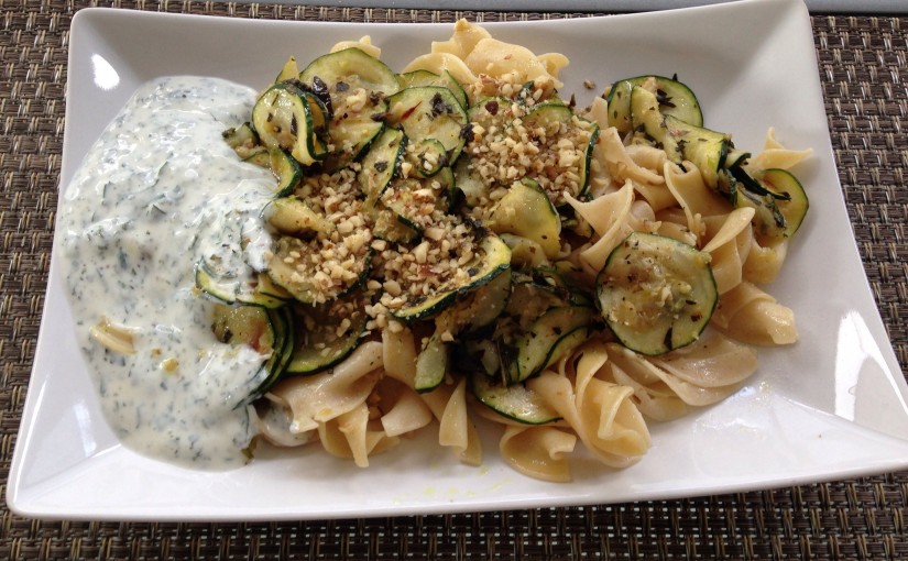 Zucchini Gemüse mit Walnüssen und Minz-Joghurt