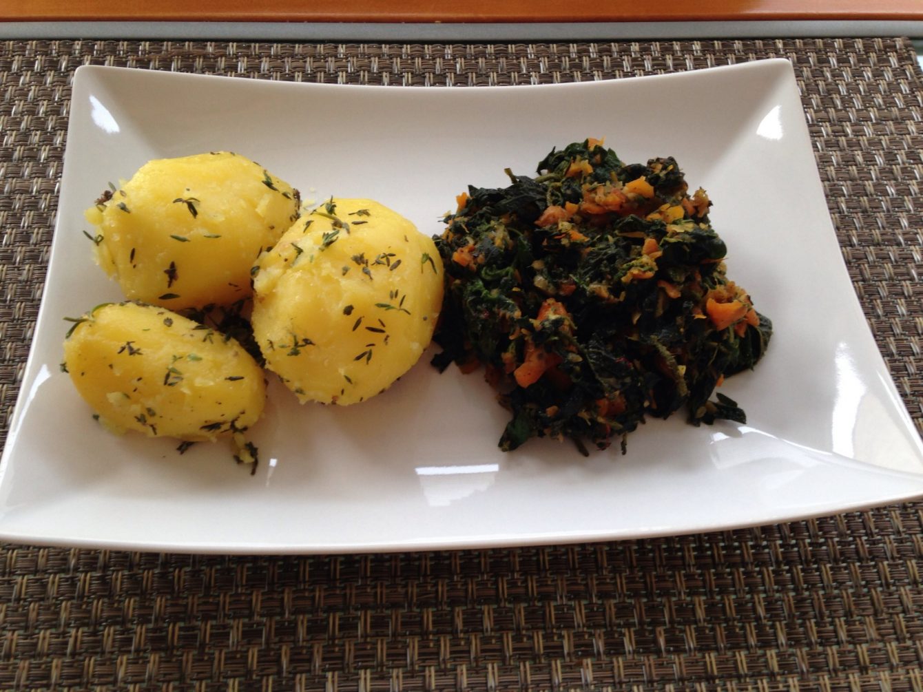 Brennessel-Gemüse mit Möhren und Ingwer, dazu Kräuter-Kartoffeln