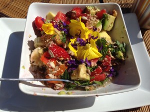 Früchte-Nuss Müsli mit essbaren Blüten