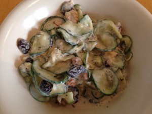 Gurkensalat mit Rosinen und Walnüssen