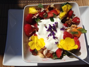 Früchtemüsli mit essbaren Blüten