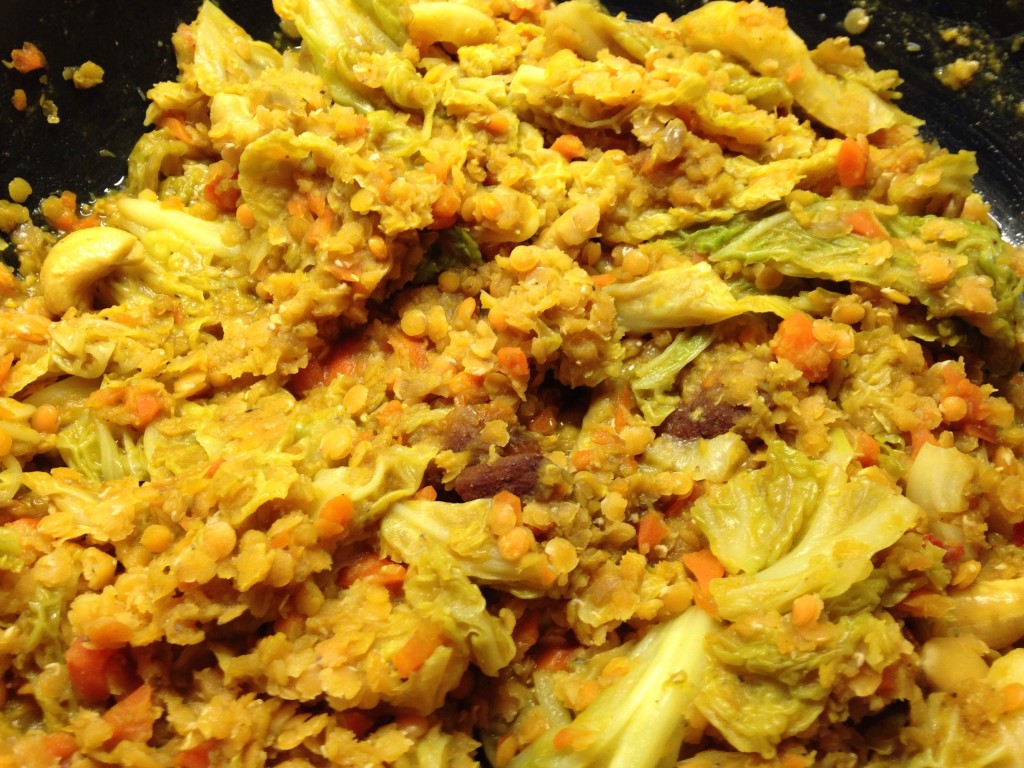 Wirsinggemüse mit roten Linsen, Aprikosen und Cashewkernen