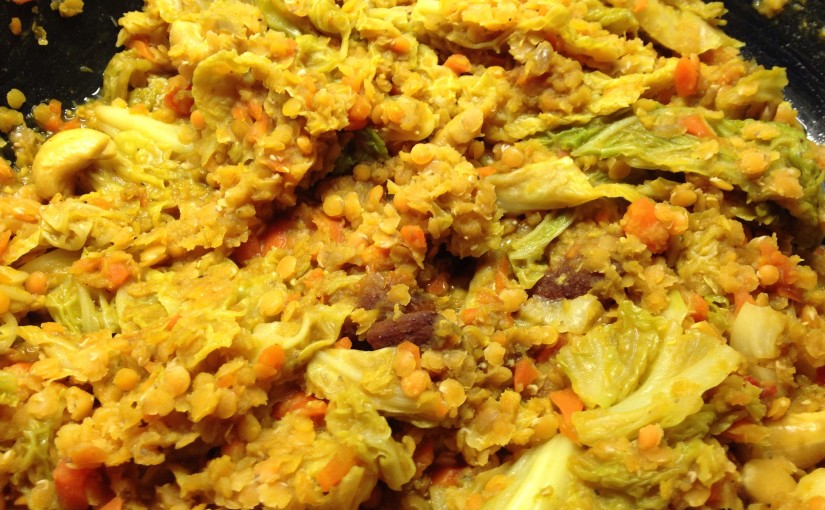 Wirsing Curry mit roten Linsen, Aprikosen und Cashewkernen