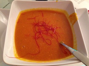 Kürbissuppe mit Orange und Chilifäden