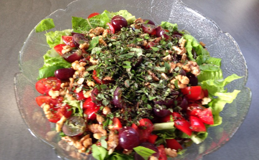 Herbstsalat mit Tomaten, Trauben und Walnüssen mit einem Kürbiskernöl Feigenessig Dressing