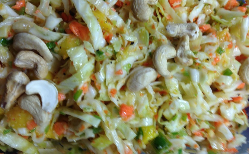 Weißkohl Möhren Salat mit Mango, Ingwer, Cashewkernen und Cranberries