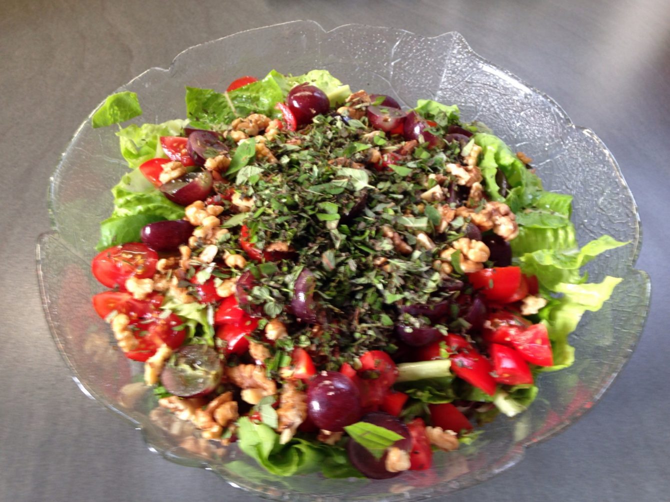 herbstsalat mit Trauben und Walnüssen und Gartenkräutern