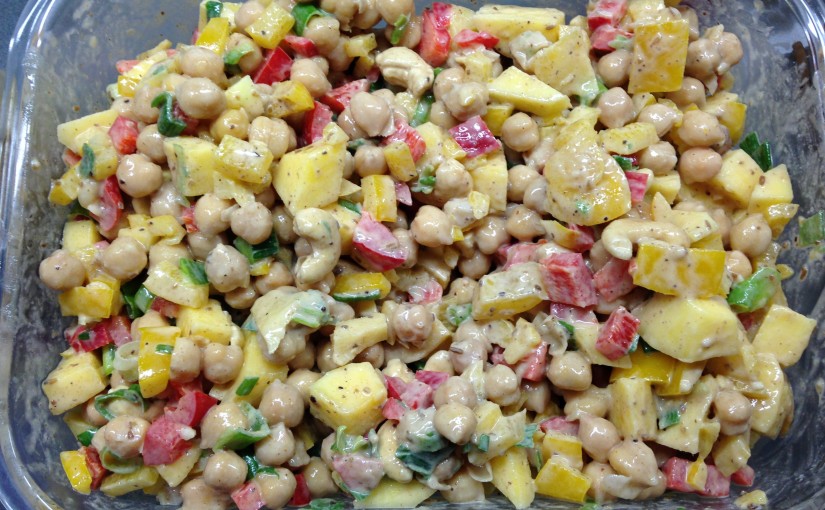 Kichererbsen Salat mit Paprika, Mango und Tahine Cashew Dressing