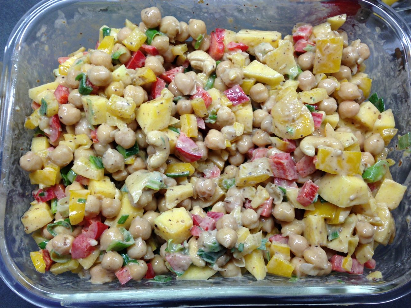 Kichererbsensalat mit Paprika, Mango und Tahine-Cashew Dressing