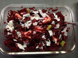 Rote Beete Salat mit Avocado. Birne, Goji Beeren und Kokosflakes