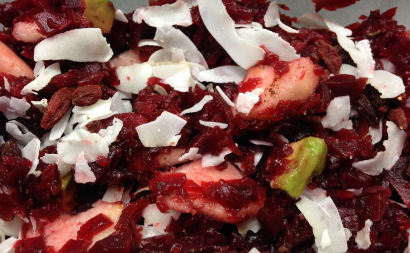 Rote Beete Salat mit Avocado. Birne, Goji und Kokos