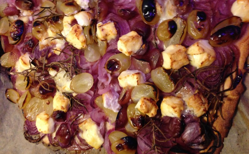 Zwiebelkuchen mit Trauben, Schafskäse und Rosmarin